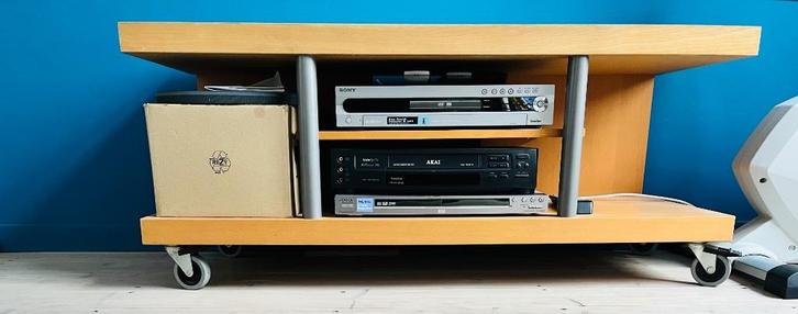 TV tafel met stevige wieltjes, Huis en Inrichting, Kasten |Televisiemeubels, Gebruikt, Minder dan 100 cm, 100 tot 150 cm, 25 tot 50 cm
