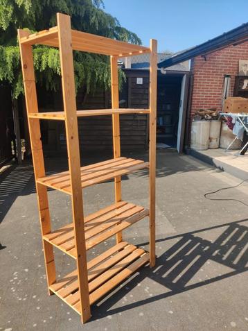 Houten opbergrek beschikbaar voor biedingen