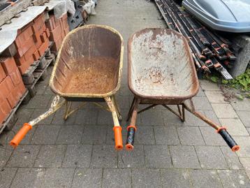 2 degelijke versterkte bouwkruiwagens beschikbaar voor biedingen