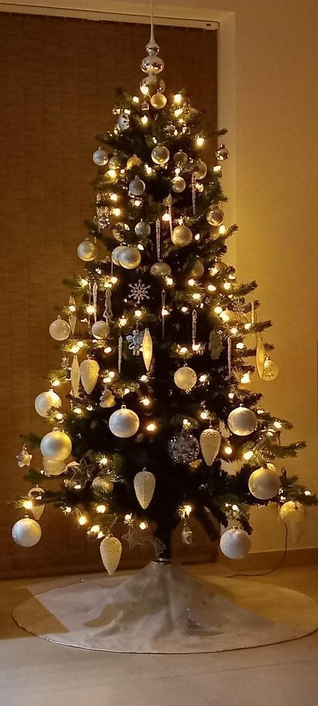 Kerstboom van hoge kwaliteit met geïntegreerde verlichting, Diversen, Kerst, Zo goed als nieuw, Ophalen