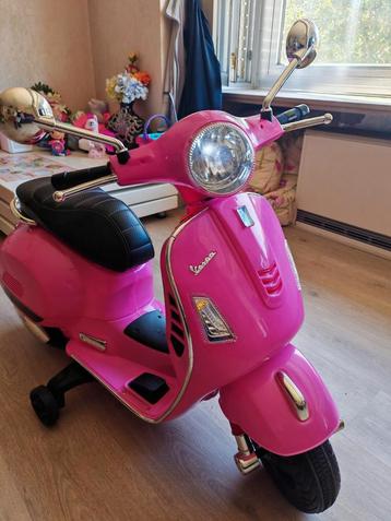 Kinderscooter Vespa 12v beschikbaar voor biedingen