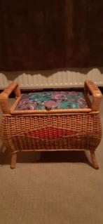 Naaikoffer van riet., Ophalen