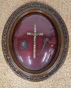 Zeer oud kruisbeeld onder gebogen glas, Antiek en Kunst, Antiek | Religieuze voorwerpen, Ophalen