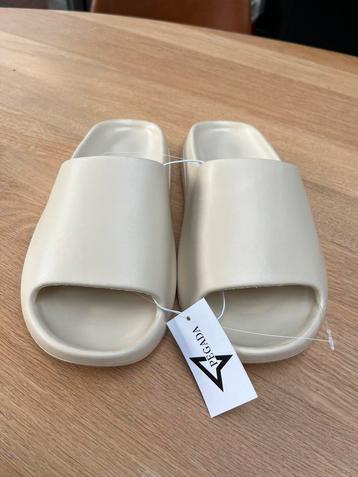 Slippers beige 44/45 beschikbaar voor biedingen