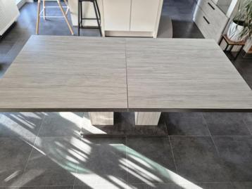 eetplaats met 8 stoelen en tv-meubel  beschikbaar voor biedingen
