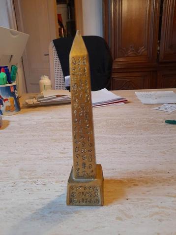 Beeldje 'obelisk in goudkleur met zwrte Egyptische tekens'