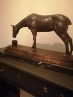 Bronzenbeeld van paard  60  br  40 h op marmeren voet, Enlèvement