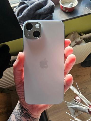 Iphone 15 plus, z.g.a.n. 2 hoesjes en originele apple lader disponible aux enchères