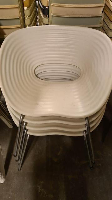Vitra Tom Vac design kuipstoelen beschikbaar voor biedingen