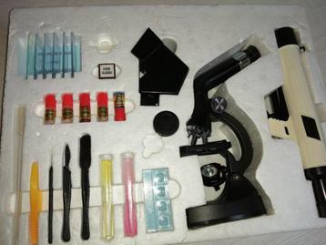 microscoop met benodigheden beschikbaar voor biedingen