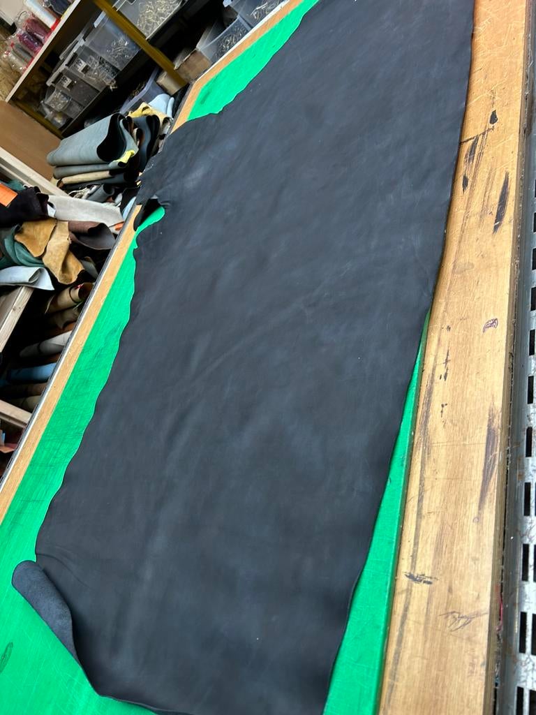 Mat zwart kleur leer 1.3!mm dik soepel zit mankementen A60, Hobby en Vrije tijd, Stoffen en Lappen, Ophalen of Verzenden, Zo goed als nieuw