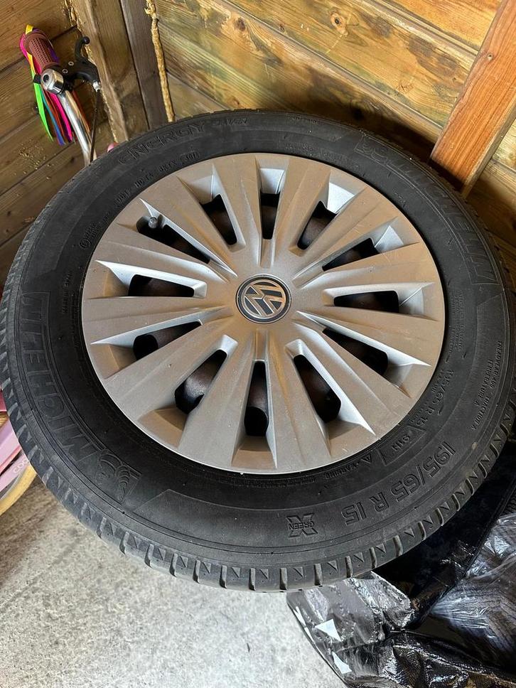 4x Michelin banden 195/65 R15 met Volkswagen wieldoppen, Auto-onderdelen, Banden en Velgen, Ophalen