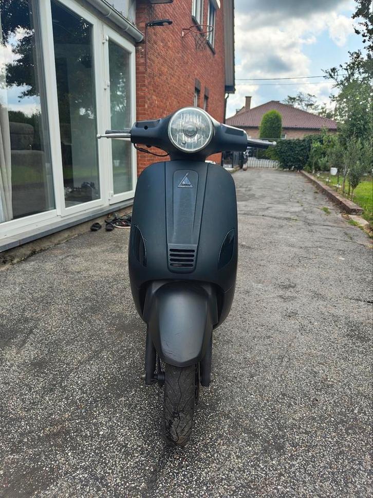 ‼️MOET WEG‼️ b-klasse scooter - vespa-look-alike, Fietsen en Brommers, Scooters | Piaggio, Zo goed als nieuw, Ophalen