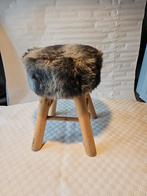 Tabouret en bois avec fourrure sur les pieds, Maison & Meubles, Tabourets, Enlèvement, Comme neuf, Bois