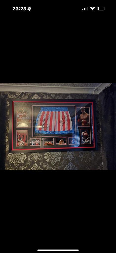 ROCKY 4 HAND GESIGNEERDE BOXERSHORT INGEKADERD, Verzamelen, Film en Tv, Nieuw, Film, Overige typen, Ophalen