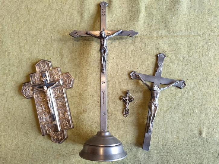Kruisen en kruisbeelden - tin en zilver, Antiek en Kunst, Antiek | Religieuze voorwerpen, Ophalen of Verzenden