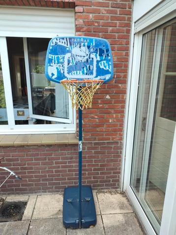 Basketbalring beschikbaar voor biedingen
