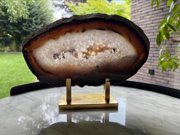 Agaatschijf op koperen sokkel beschikbaar voor biedingen