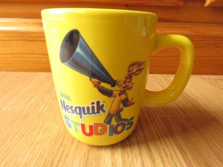 mug tasse Nesquik studios, Huis en Inrichting, Keuken | Servies, Zo goed als nieuw, Kop(pen) en/of Schotel(s), Ophalen of Verzenden