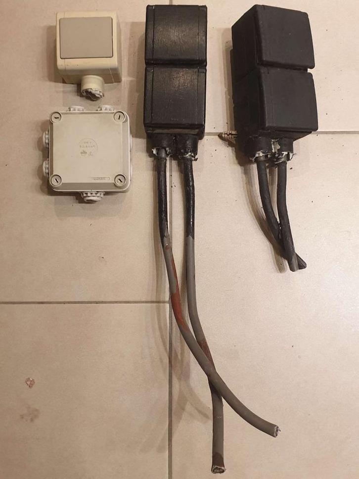 2 buitenstopkontakten zwart + verdeeldoos & buitenschakelaar, Doe-het-zelf en Bouw, Elektriciteit en Kabels, Ophalen