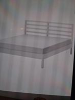 Te koop 2persoonsbed,1m40 op 2m,wit,met matras en donsdeken, Maison & Meubles, Chambre à coucher | Linge de lit, Enlèvement, Blanc