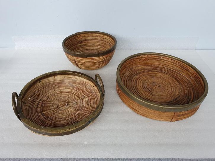 Vintage rotan schalen met koperen rand in stijl van Crespi, Huis en Inrichting, Woonaccessoires | Schalen en Manden, Gebruikt