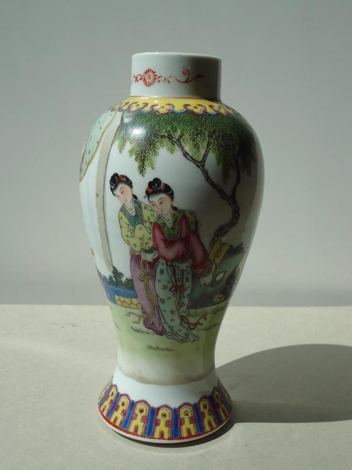 Chinese porcelein vase handpainted fam. rose porselein vaas, Antiek en Kunst, Kunst | Niet-Westerse kunst, Ophalen of Verzenden
