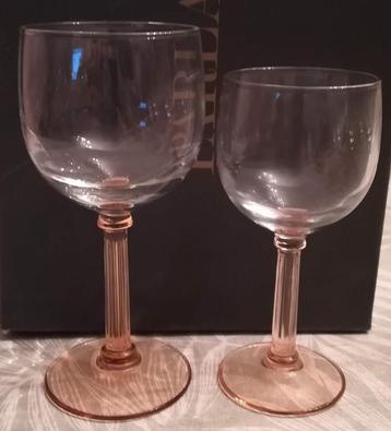 Vintage 8 grote en 8 kleine glazen Luminarc met roze voet beschikbaar voor biedingen