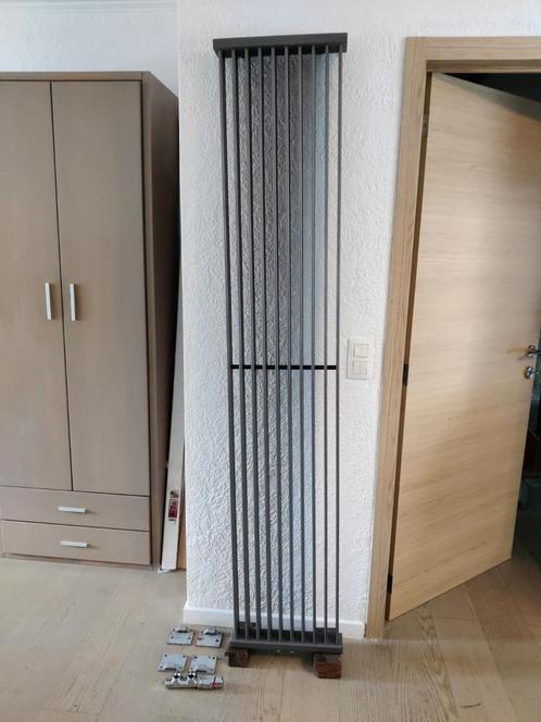 Grijze badkamerradiator met onderblokset, Bricolage & Construction, Chauffage & Radiateurs, Comme neuf, Enlèvement ou Envoi