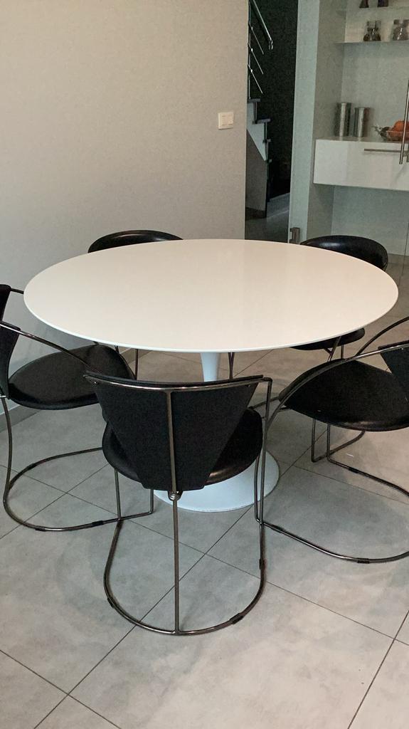Prachtige kwalitatieve ronde tafel met lederen stoelen, Huis en Inrichting, Tafels | Eettafels, Zo goed als nieuw, 100 tot 150 cm
