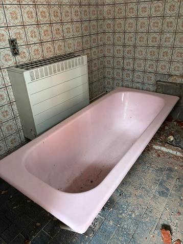 Roze gietijzeren bad beschikbaar voor biedingen