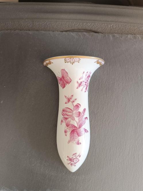 Herend porseleinen. Wandvaasje met roze vlinder en bloemen., Antiek en Kunst, Antiek | Porselein, Verzenden