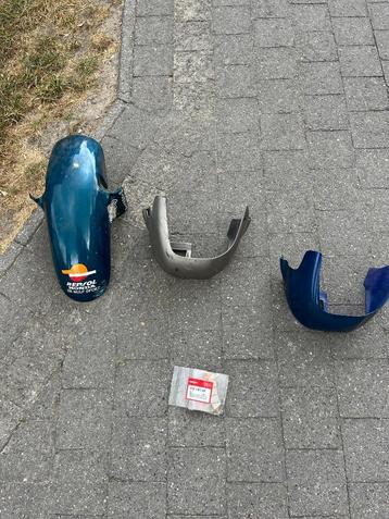 Voorspatbord VTR1000 firestorm + spoiler + remblokken NX250 beschikbaar voor biedingen