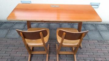 Bureau met stoelen beschikbaar voor biedingen