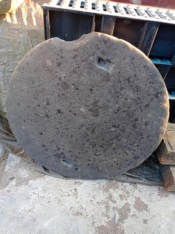 Eeuwenoud putdeksel, uitgesneden in natuursteen  beschikbaar voor biedingen