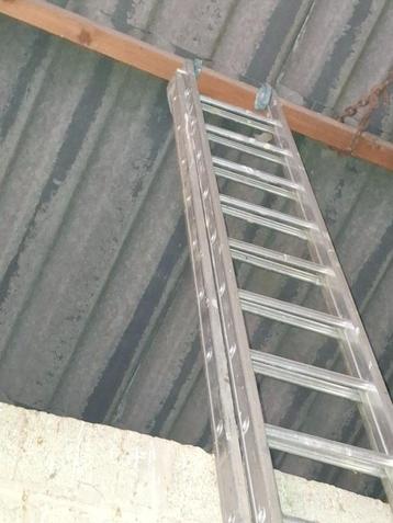 Lange uitschuifbare ladder beschikbaar voor biedingen