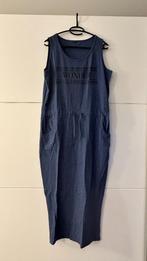 Lang blauw kleed met tekst, Kleding | Dames, Blauw, Maat 42/44 (L), Ophalen of Verzenden, Zo goed als nieuw