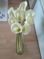Glazen vaas met levensechte aronskelk kunstbloemen, Ophalen, Zo goed als nieuw