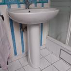 Évier sur pied robinet et étagère