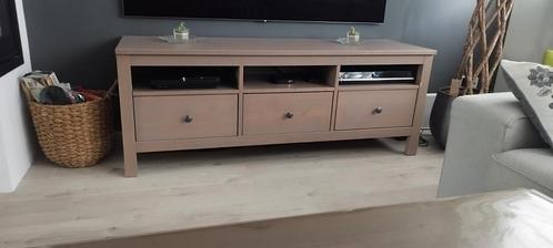 Meuble TV hemnes Ikea et table de salon de la même gamme, Maison & Meubles, Armoires | Mobilier de télévision, Utilisé, Enlèvement