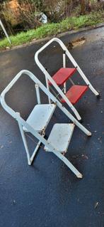 2 Escabeaux pliants 2 marches, Bricolage & Construction, Échelles & Escaliers, Enlèvement, Utilisé, Échelle, Moins de 2 mètres