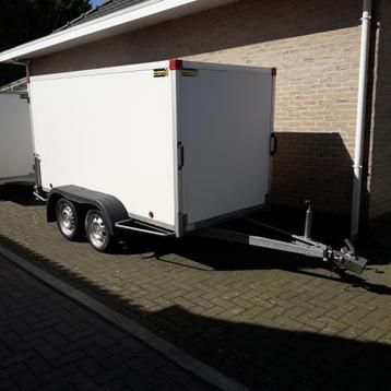 gesloten aanhangwagen beschikbaar voor biedingen