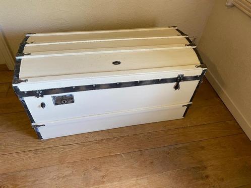 Authentieke bootkoffer met metalen accenten, bloemenpatroon, Antiek en Kunst, Curiosa en Brocante, Ophalen