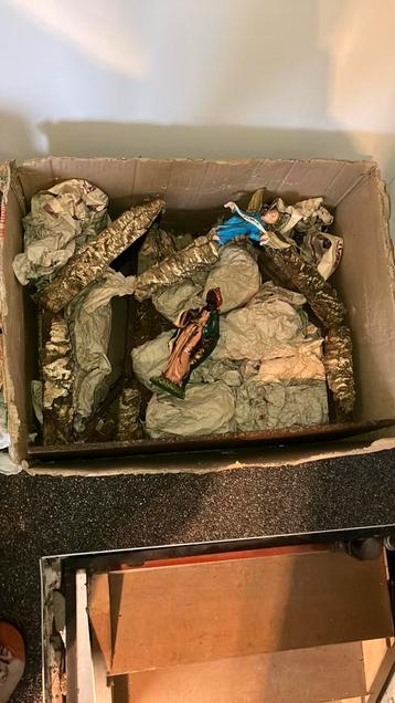 Mooie grote klassieke kerststal met losse beelden beschikbaar voor biedingen