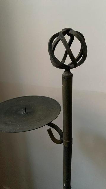 Elegante kaarsenstaander in zwart metaal. beschikbaar voor biedingen