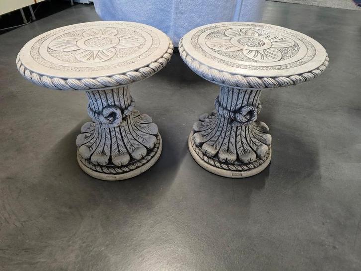 Twee nieuwe wit betonnen bijzettafeltjes of stoeltjes, Tuin en Terras, Tuinbeelden, Nieuw, Overige typen, Beton, Ophalen