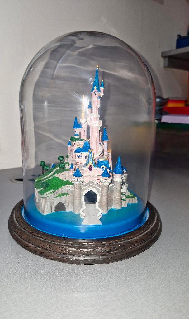 Réplique du Château Disneyland Paris sous globe, Collections, Disney, Comme neuf, Statue ou Figurine, Autres personnages, Enlèvement ou Envoi