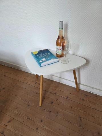 Bijzettafeltje beschikbaar voor biedingen