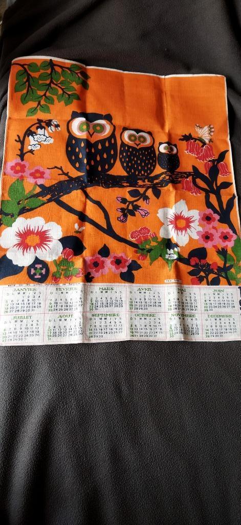 calendrier guides catholiques tissu - 1975 - essuie/torchon, Collections, Scoutisme, Comme neuf, Autres types, Enlèvement ou Envoi