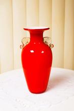 Vintage rode vaas met decoratieve handvatten uniek., Maison & Meubles, Accessoires pour la Maison | Vases, Enlèvement ou Envoi